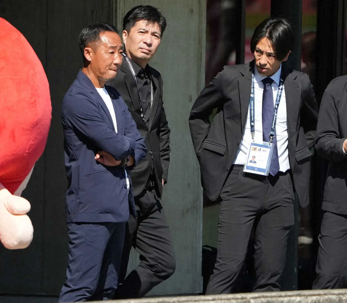 練習を見守る（左から）黒田監督、藤田代表取締役社長兼CEO、上田代表取締役COO（撮影・岡田　丈靖）