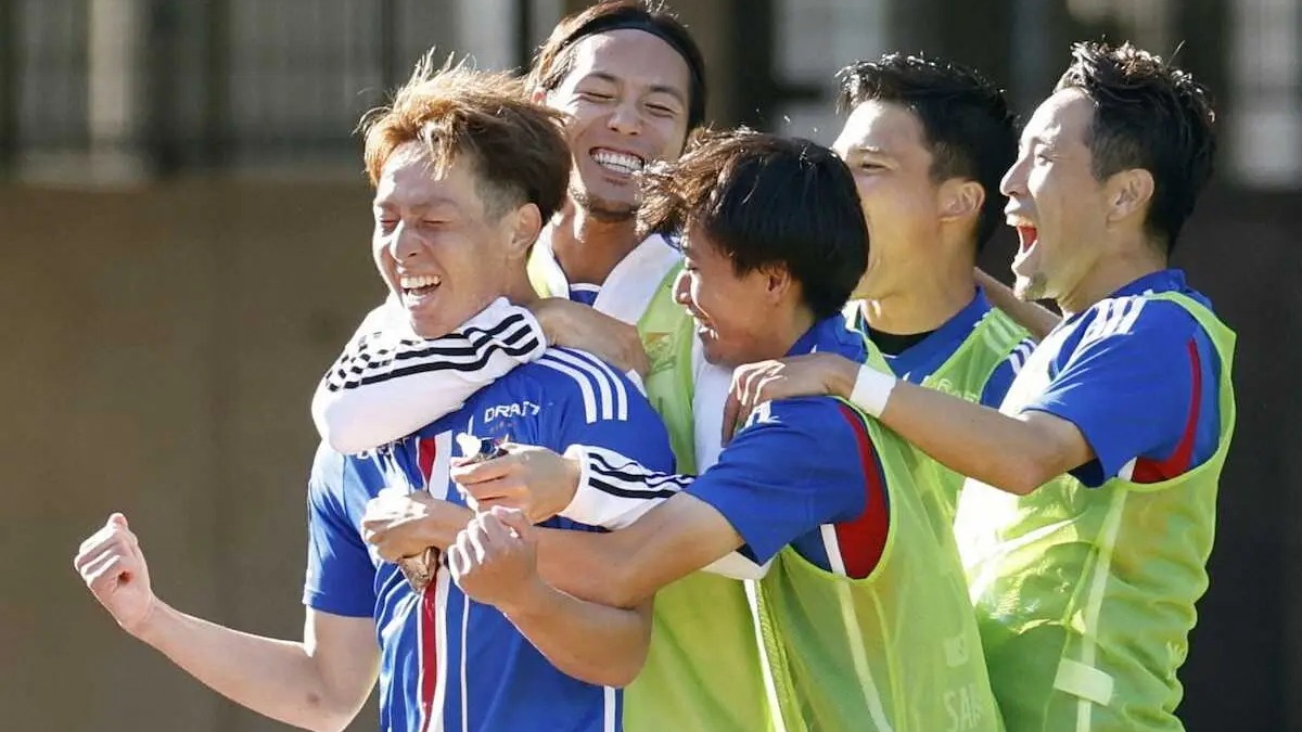 ＜福岡・横浜＞後半、チーム3点目のゴールを決め、祝福される横浜・植中（左端）