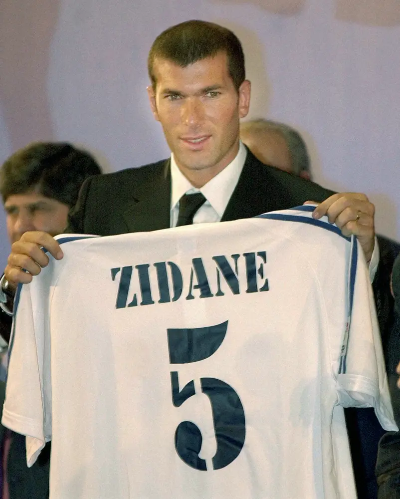 2001年7月、レアル・マドリード入団会見で背番号5のユニホームを手に笑顔のジダン（AP）