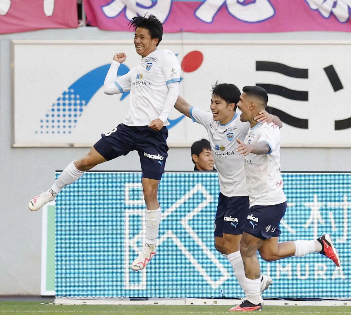 ＜鳥栖・横浜FC＞後半、チーム3点目のゴールを決め、跳び上がって喜ぶ横浜FC・近藤