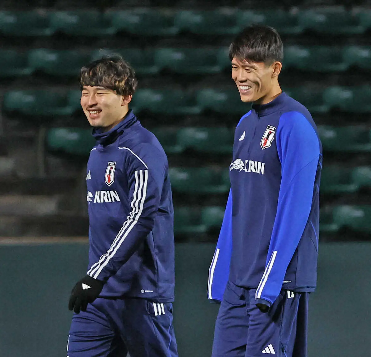 ＜サッカー日本代表練習＞笑顔の中山（左）と冨安（撮影・西海健太郎）