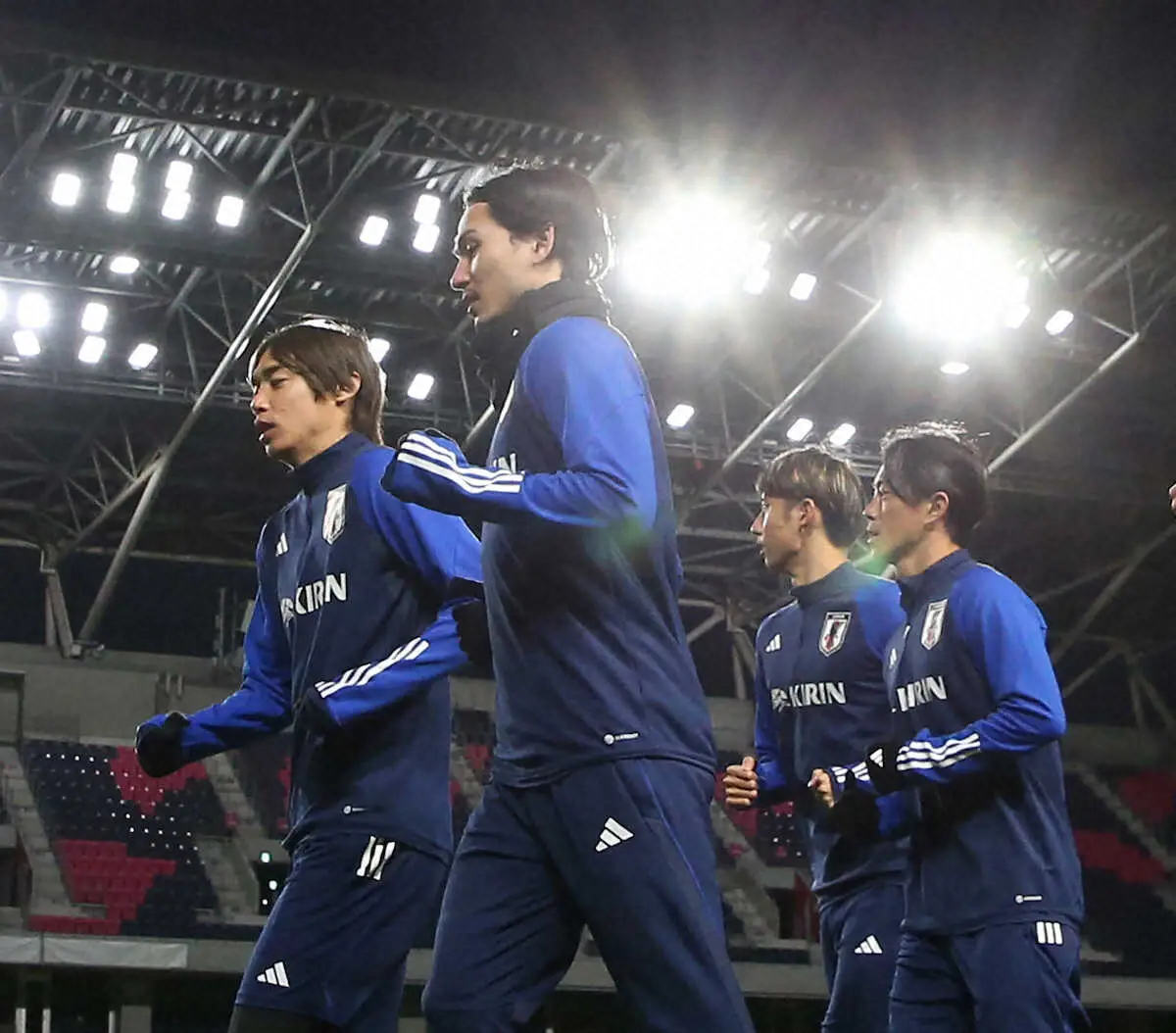 ＜サッカー日本代表練習＞まばゆい光を浴びてランニングする（左から）伊東、南野（撮影・西海健太郎）