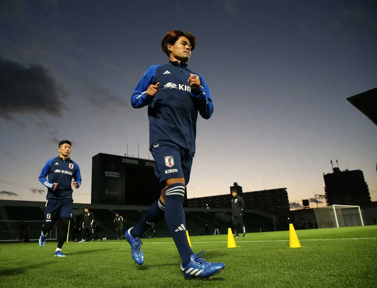 ＜サッカー日本代表練習＞ランニングする佐野と細谷（左）（撮影・西海健太郎）