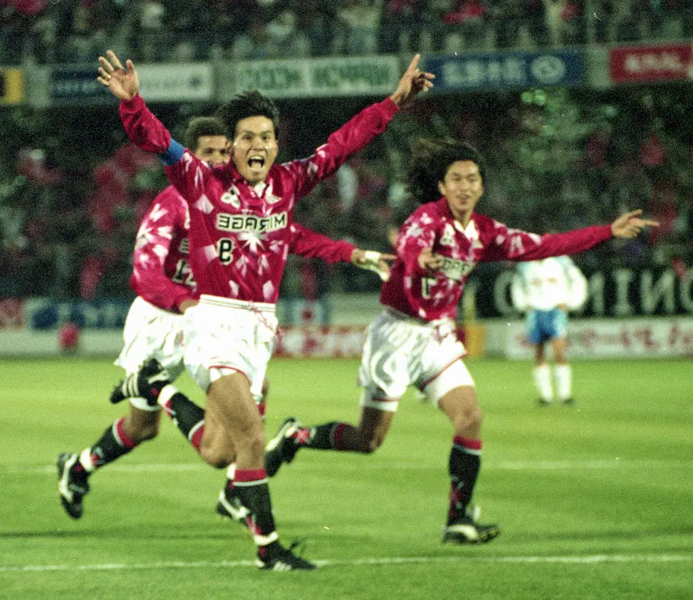 1995年のJリーグ得点王に輝いた浦和FW福田正博(左手前)