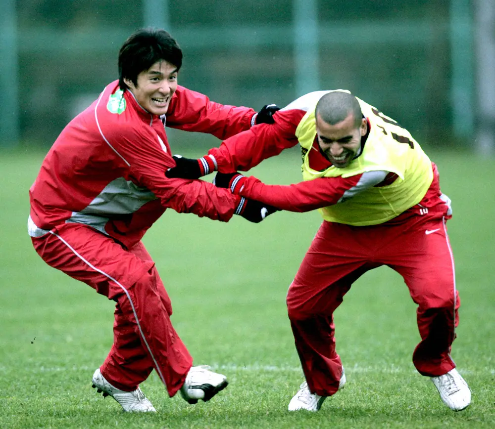 04年、練習でじゃれ合う浦和FW田中達也（左）とエメルソン