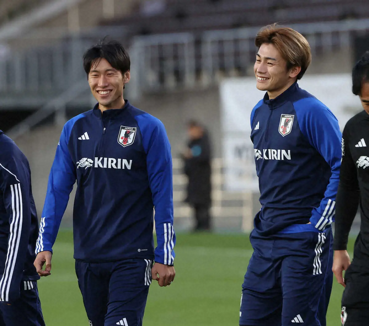 ＜サッカー日本代表練習＞笑顔の鎌田（左）と上田（撮影・西海健太郎）