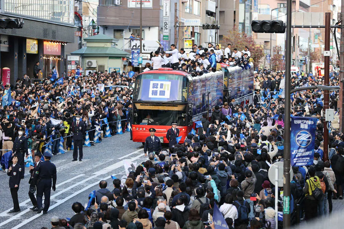町田がJ2優勝＆J1昇格記念パレードで約8000人祝福　黒田監督「町田を東京でもっとも知られる街に」