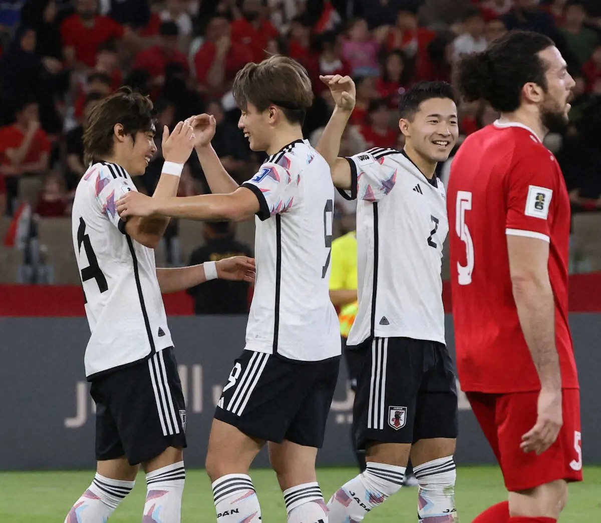 ＜W杯予選　シリア・日本＞前半、上田（左から2人目）がこの日自身1得点目のゴールを決め伊東（左）と喜ぶ（撮影・西海健太郎）