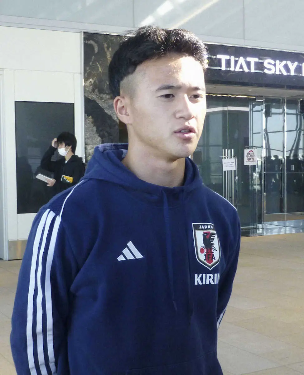 サッカーのU―17ワールドカップから帰国し、取材に応じる高岡伶颯