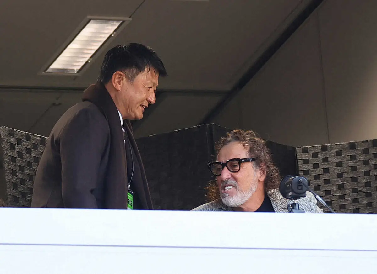 ＜東京V・清水＞試合前、談笑する武田氏（左）とラモス氏　（撮影・白鳥　佳樹）