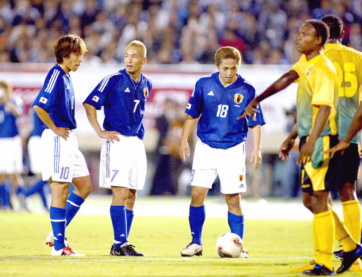 2002年のジャマイカ戦、FK時に言葉を交わす（左から）中村、中田英、小野
