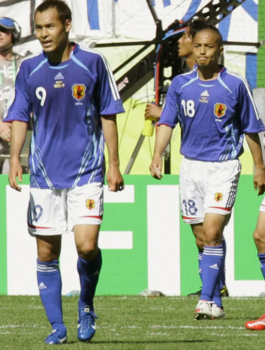 06年W杯ドイツ大会でオーストラリア戦に出場した高原（左）と小野（共同）