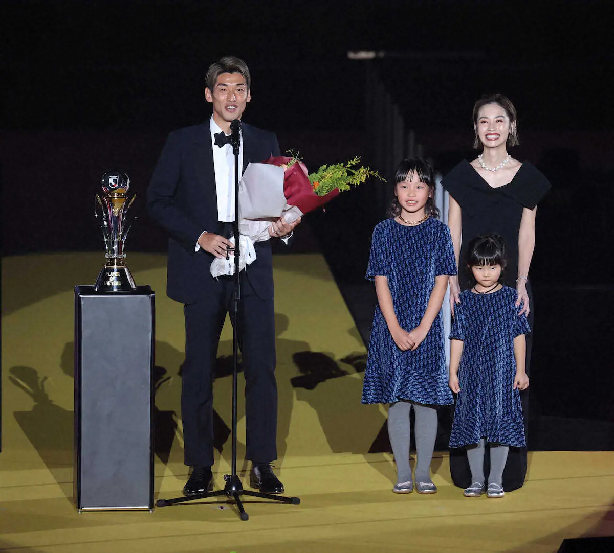 最優秀選手賞を受賞した神戸・大迫（左）に家族がサプライズ登場した（撮影・西海健太郎）