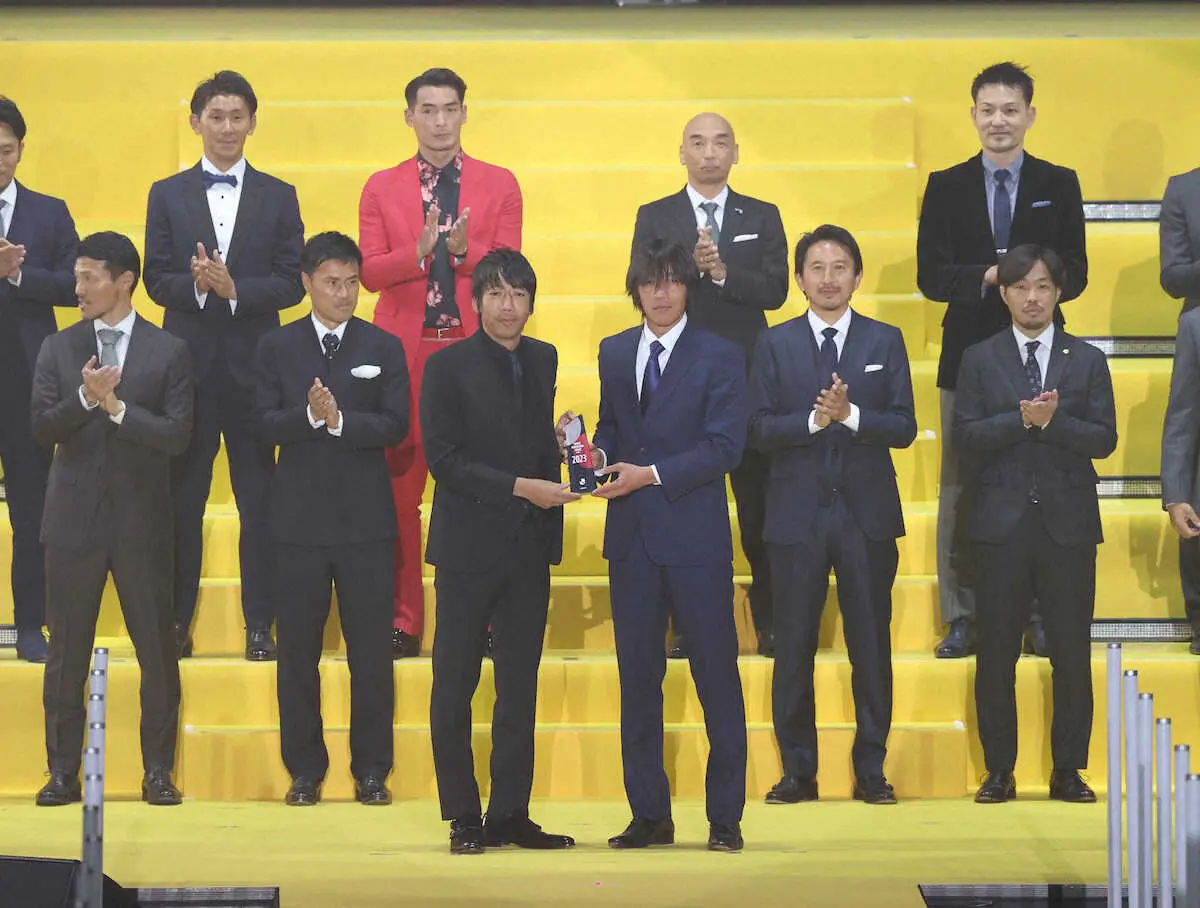 中村俊輔氏　功労賞受賞に「うれしく思います」　来季は横浜FCを「またJ1に上げられるように」