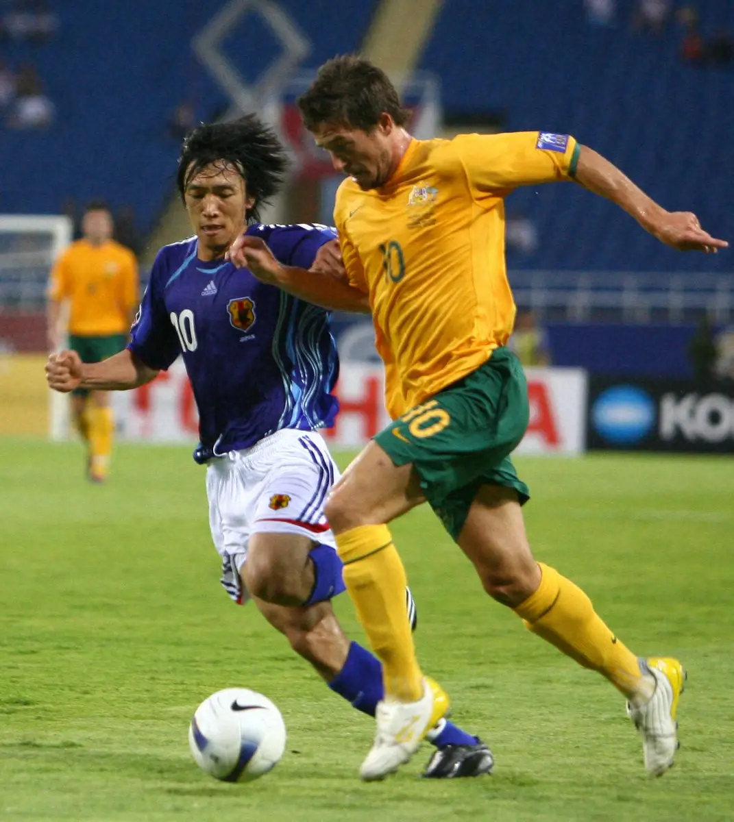 07年、アジア杯で中村俊輔（左）と競り合うキューウェル