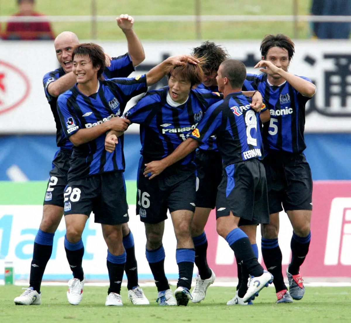 04～06年までG大阪でともにプレーしていたDF宮本（右端）とMF家長（左から2人目）