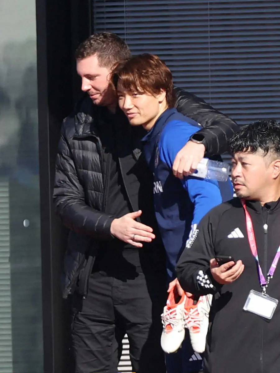 ＜サッカー日本代表練習＞練習後、ボルシアMGの関係者と話した板倉（撮影・西海健太郎）