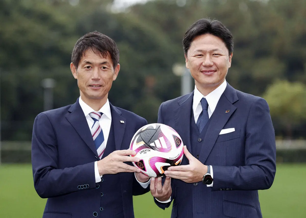サッカー女子日本代表の池田太監督（左）とＵ―２３日本代表の大岩剛監督