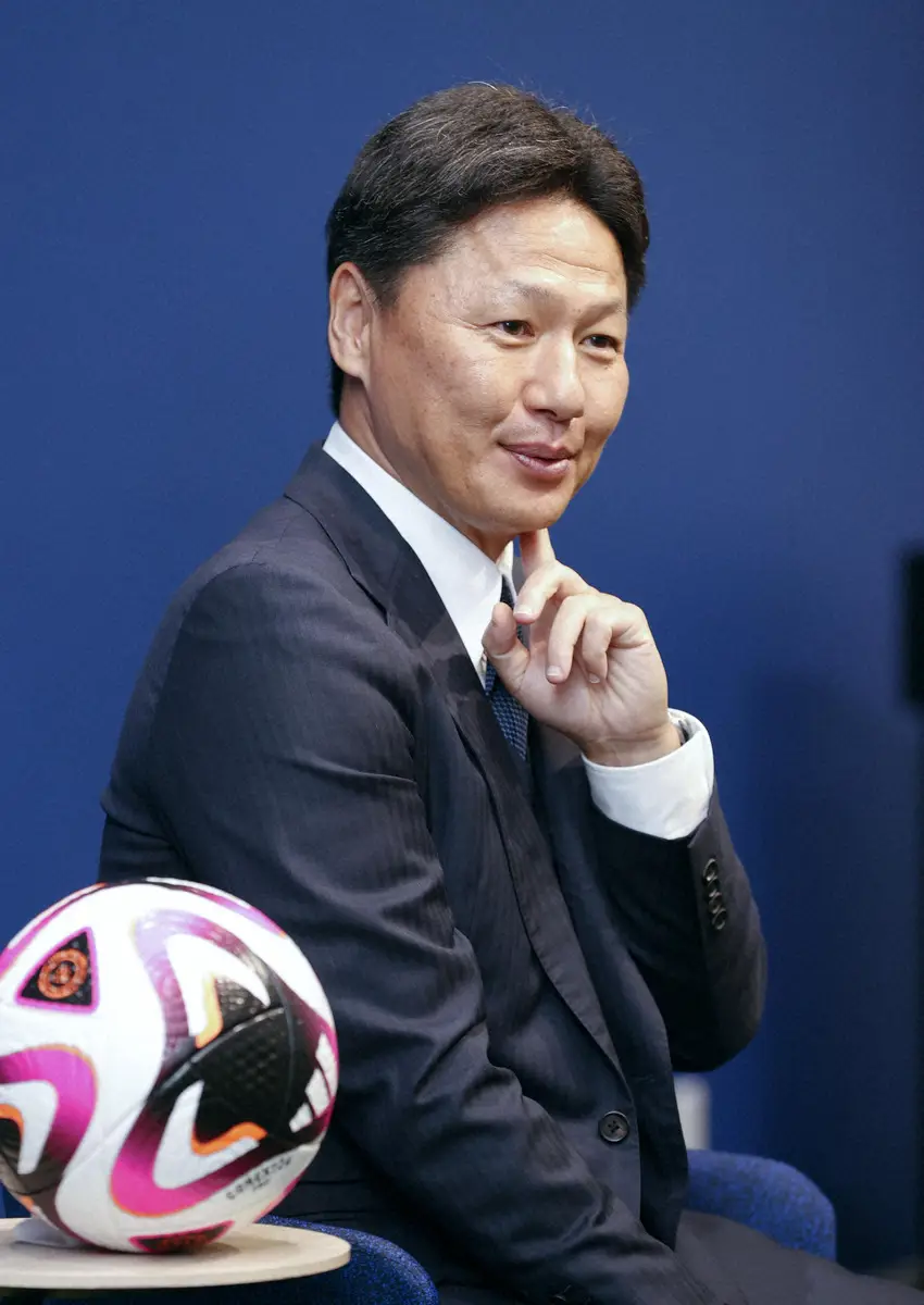 インタビューに応じる、サッカーU―23日本代表の大岩剛監督
