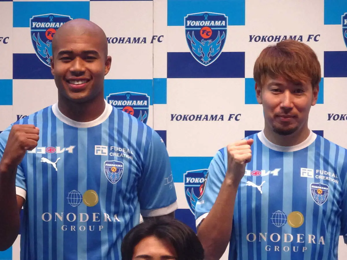横浜FCの新体制発表に登場した桜川ソロモン（左）、福森晃斗　
