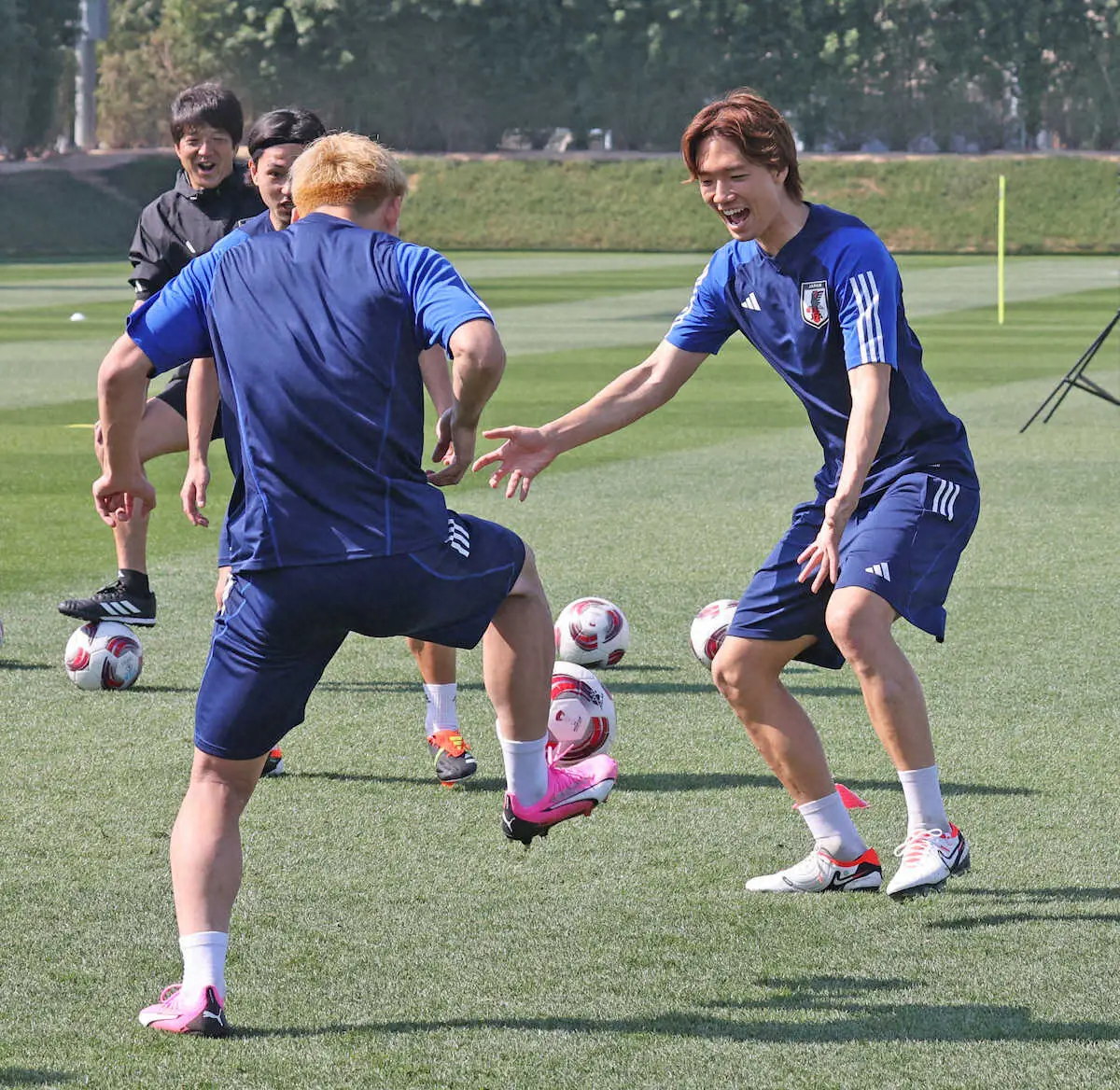 ＜サッカー日本代表練習＞笑顔で練習に汗を流す板倉（右）（撮影・西海健太郎）