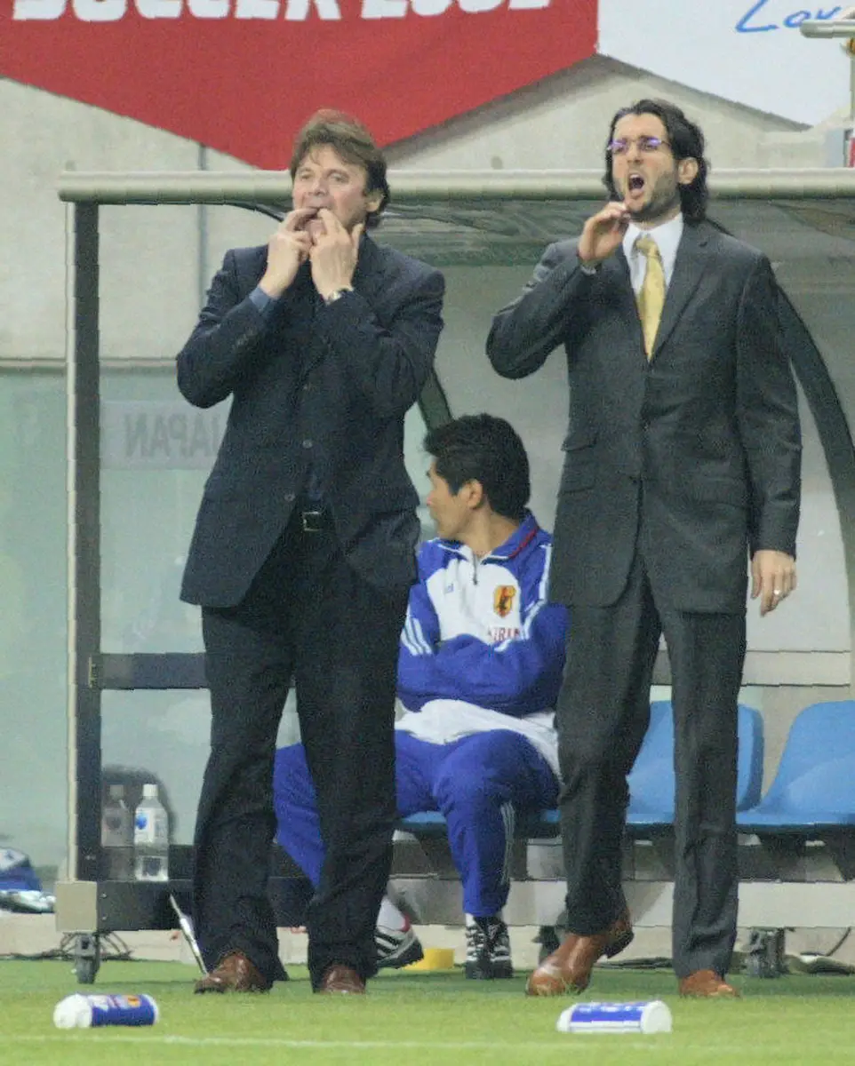 2002年サッカーW杯日韓大会で、日本代表のフィリップ・トルシエ監督（左）と通訳のフローラン・ダバディ氏