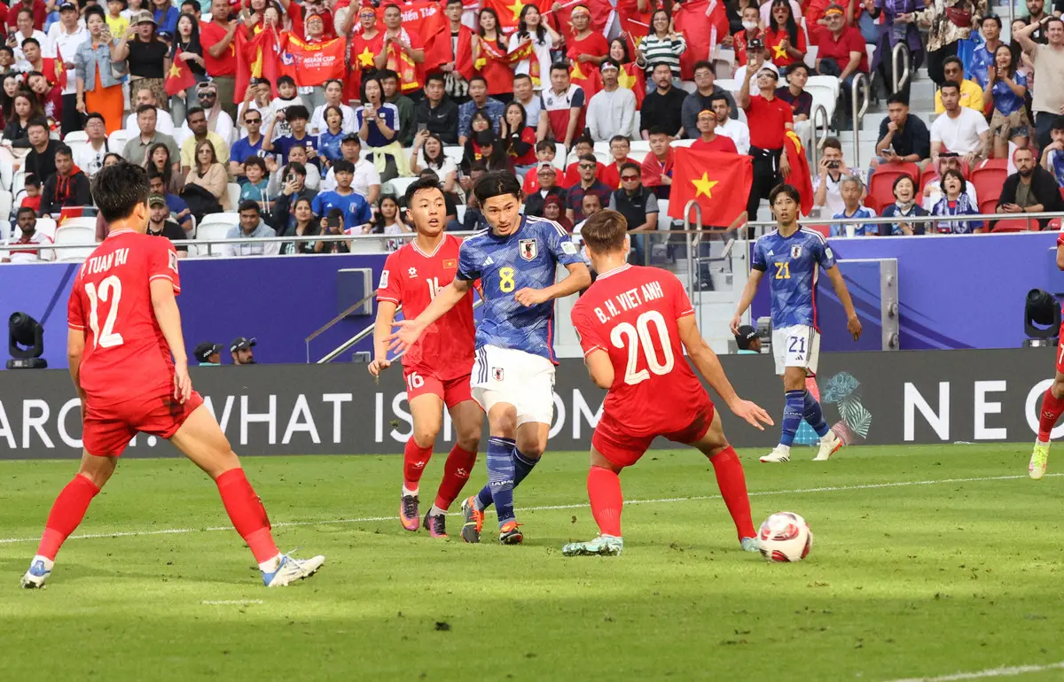 ＜アジア杯　日本・ベトナム＞前半、ベトナムサポーターを背にゴールを決める南野（8番）（撮影・西海健太郎）