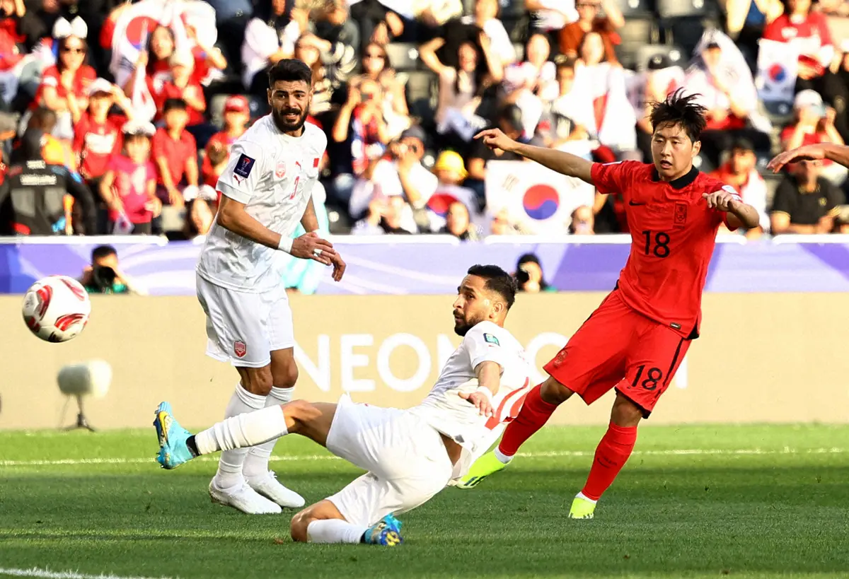 ＜アジア杯　韓国・バーレン＞後半、ゴールを決める韓国代表イ・ガンイン（右）（ロイター）