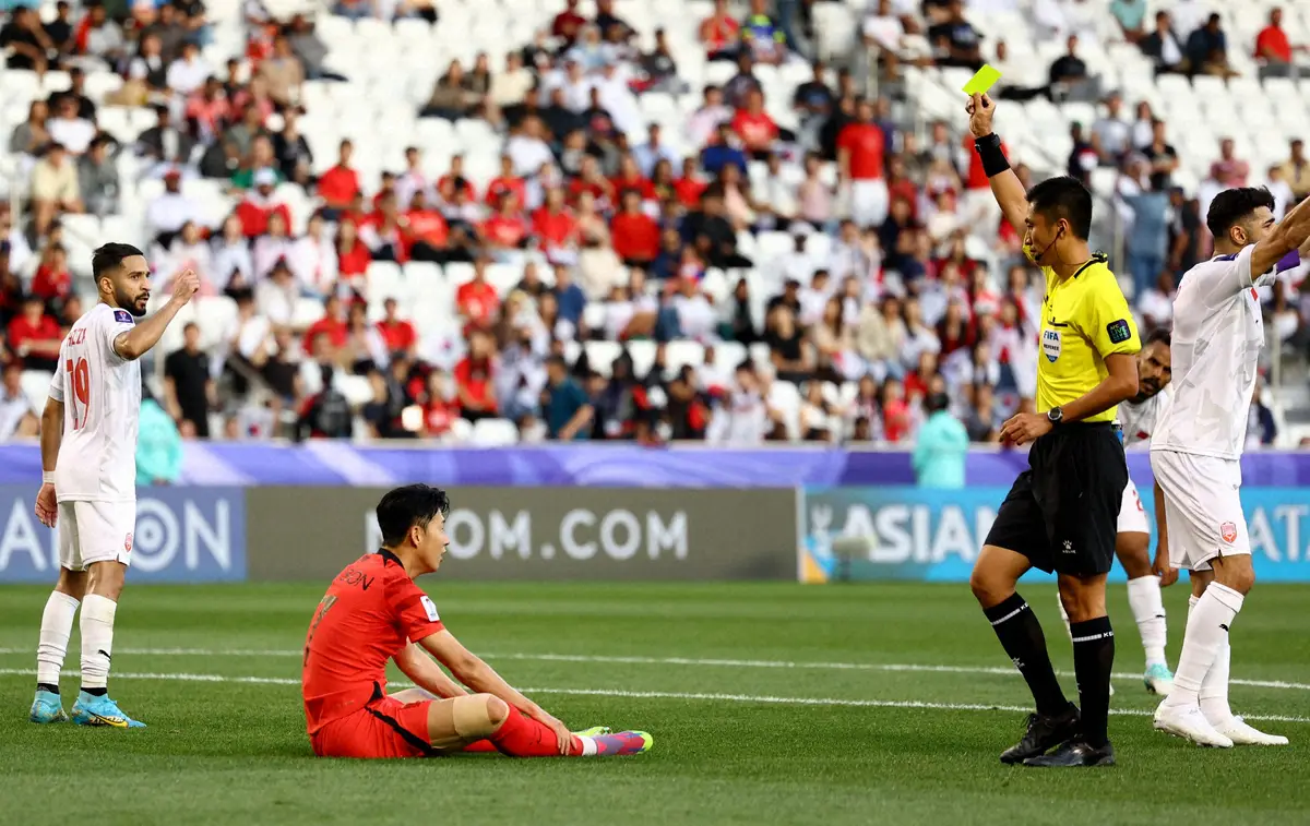 ＜アジア杯　韓国・バーレーン＞後半アディショナルタイム、主審から警告を受ける韓国代表ソン・フンミン（左から2人目）（ロイター）