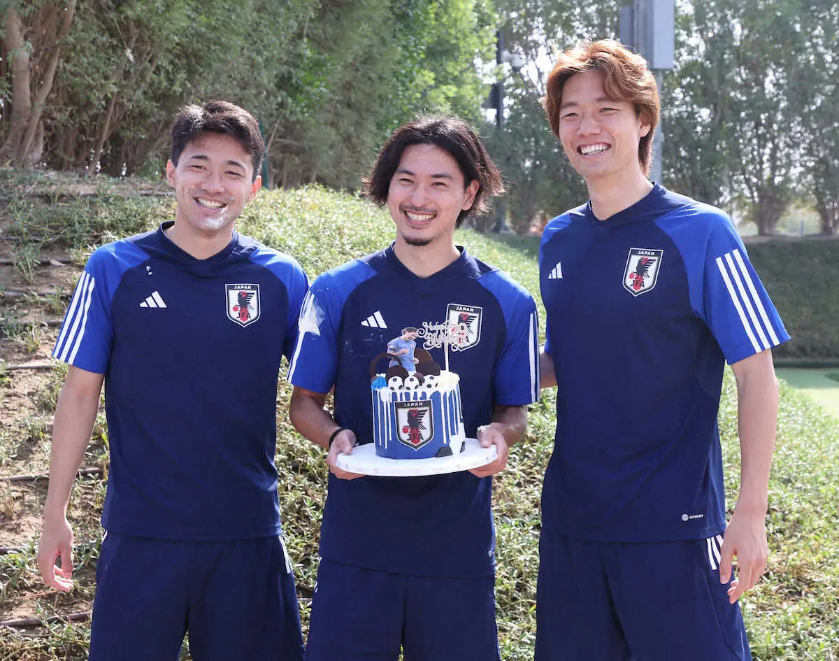 アジア杯　日本代表MF南野が誕生日を祝福される「29歳の最初の大会を良い形で終われるように」