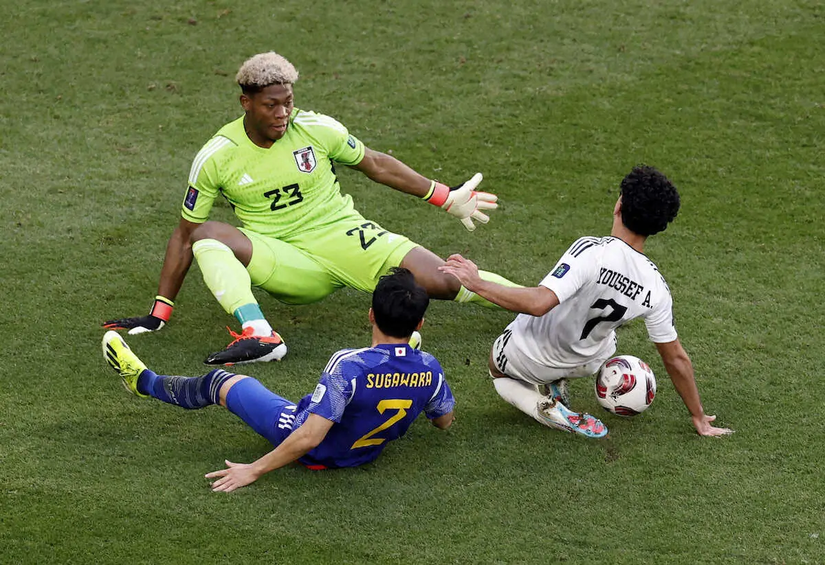 ＜アジア杯　イラク・日本＞後半、ゴール前で相手の攻撃を防ぐGK鈴木（左上）（ロイター）