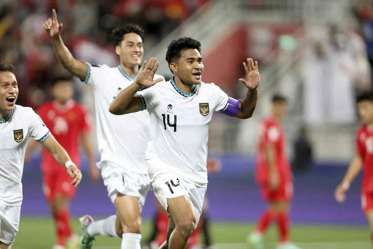 ＜アジア杯　ベトナム・インドネシア＞前半、先制ゴールを決め喜ぶインドネシア代表DFマンクアラム（AP）