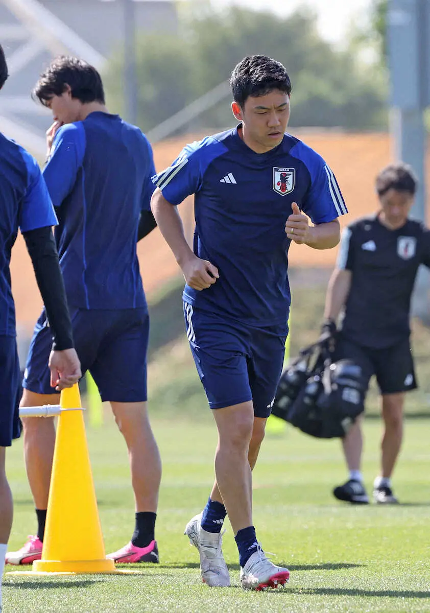 日本代表・遠藤、勝利で1次リーグ突破へ「アグレッシブに」　全体練習前ミーティングで「初心に帰る」