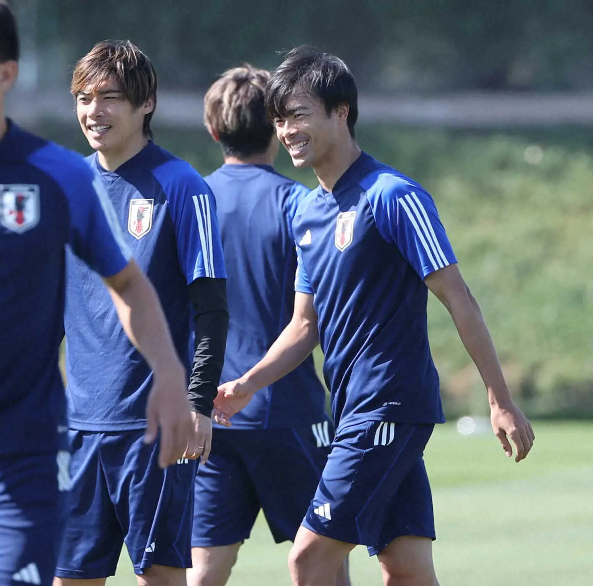 ＜サッカー日本代表練習＞笑顔の伊東（左）と三笘（右）（撮影・西海健太郎）