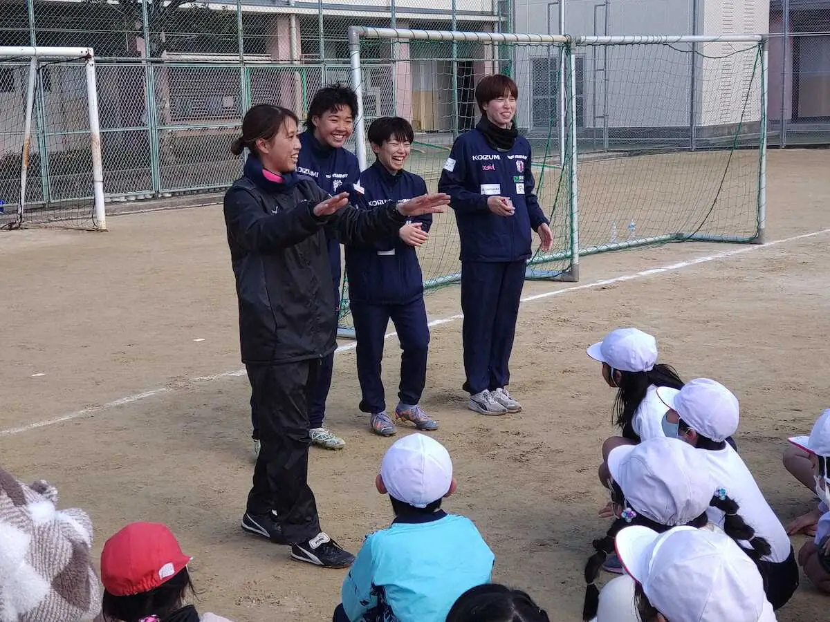 C大阪ヤンマーの3人が小学校訪問で生徒と交流　DF筒井梨香の“あだ名”は…