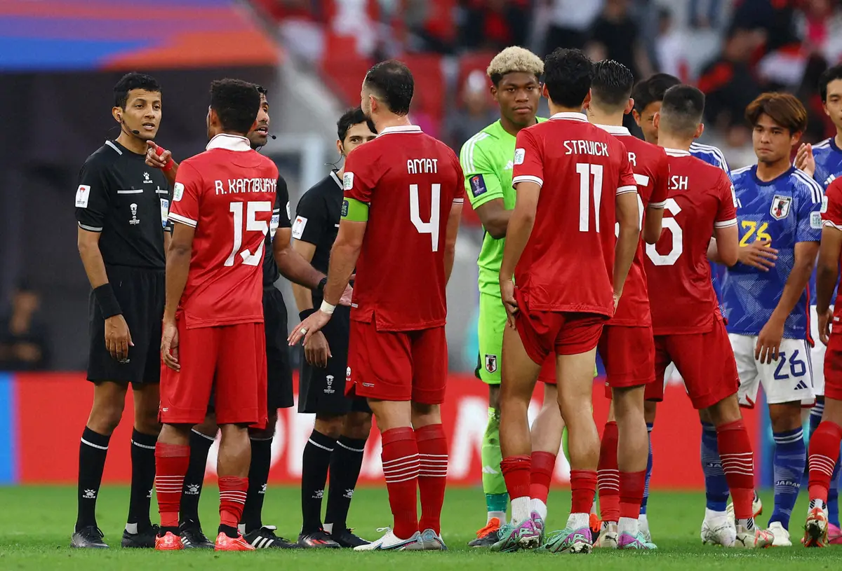 ＜アジア杯　日本・インドネシア＞試合後、GK鈴木ら日本代表と握手を交わすインドネシア代表イレブン（ロイター）