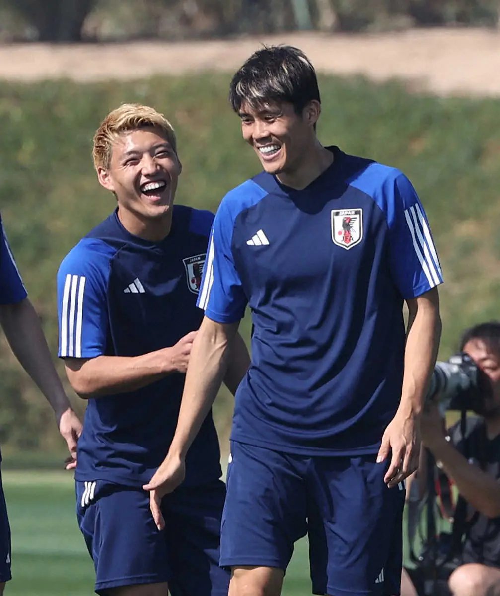 ＜サッカー日本代表練習＞笑顔の冨安（右）と堂安（撮影・西海健太郎）