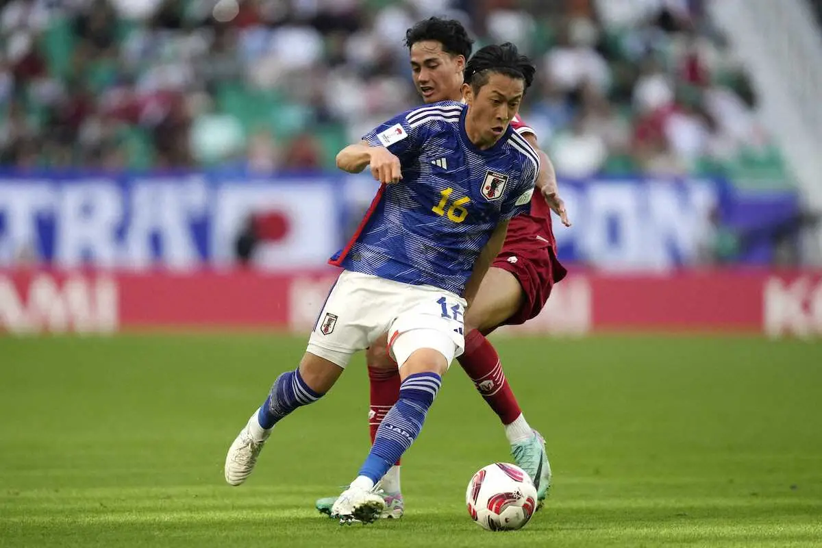 ＜アジア杯　日本・インドネシア＞前半、攻め込む日本代表DF毎熊（AP）