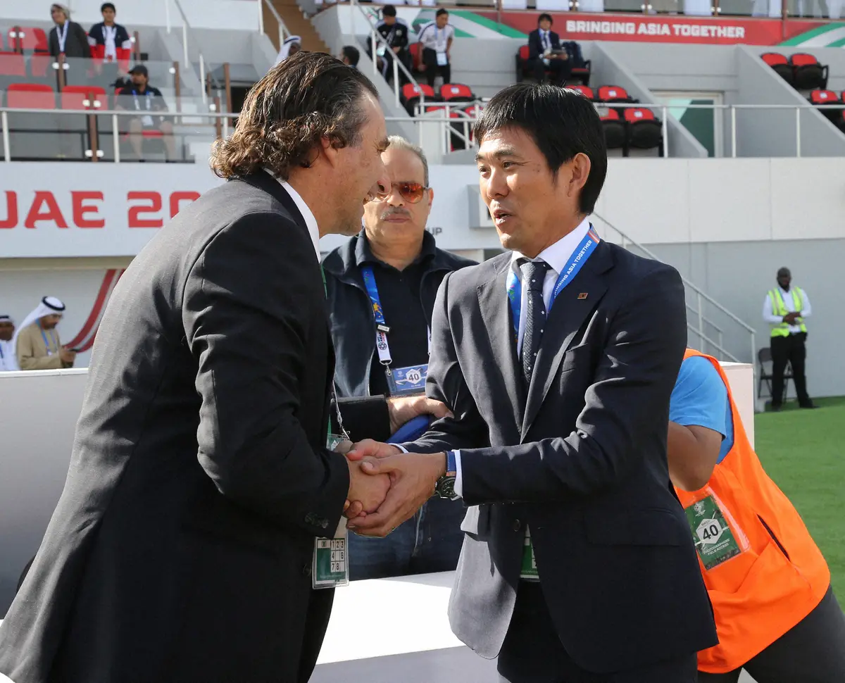 ＜19年アジア杯　日本・サウジアラビア＞試合前、握手するピッツィ監督（左）と森保監督