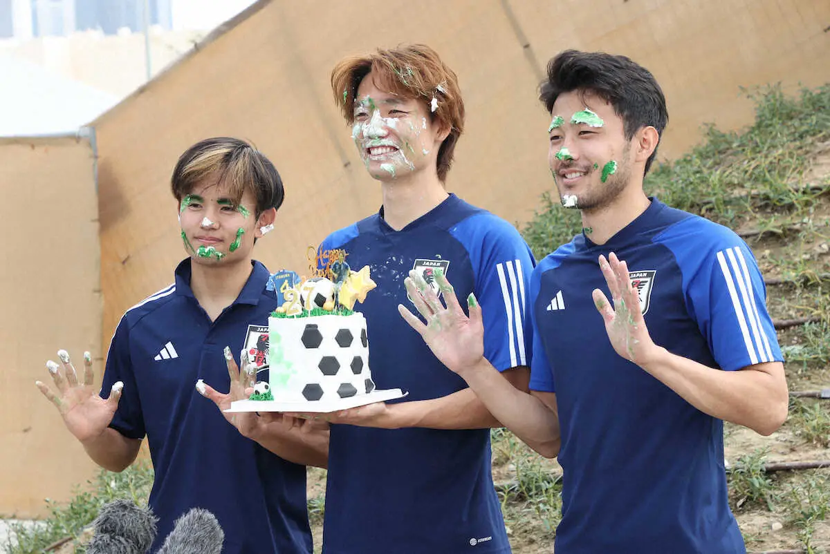 ＜サッカー日本代表練習＞板倉に誕生日ケーキを渡した菅原と久保（左）は笑顔（撮影・西海健太郎）