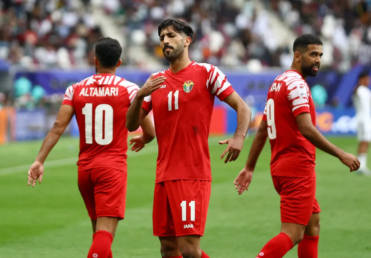 ＜アジア杯決勝T1回戦　イラク・ヨルダン＞前半、先制ゴールを決め喜ぶヨルダン代表FWヤザン・アルナイマト（中央）（ロイター）