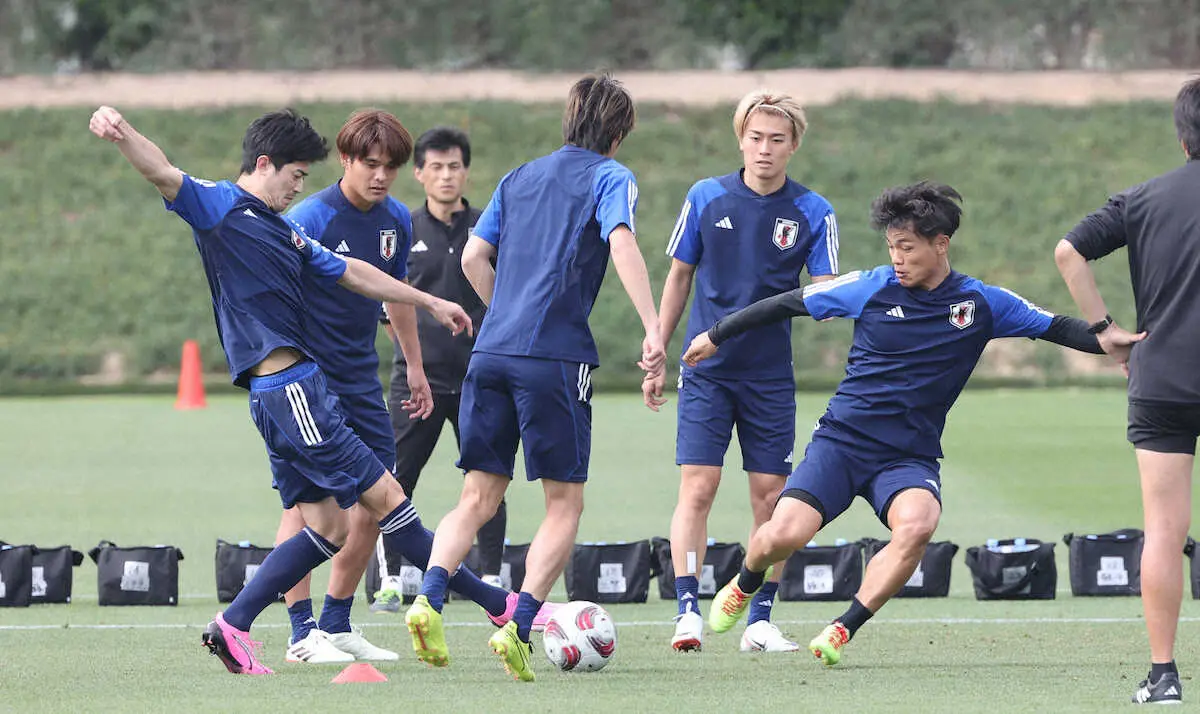 ＜サッカー日本代表練習＞練習に汗を流す谷口（左）と旗手（右）（撮影・西海健太郎）