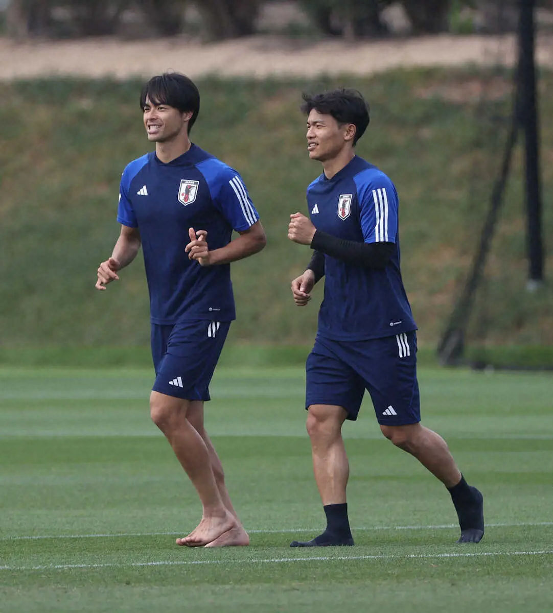 ＜サッカー日本代表練習＞ランニングする三笘と旗手（右）（撮影・西海健太郎）