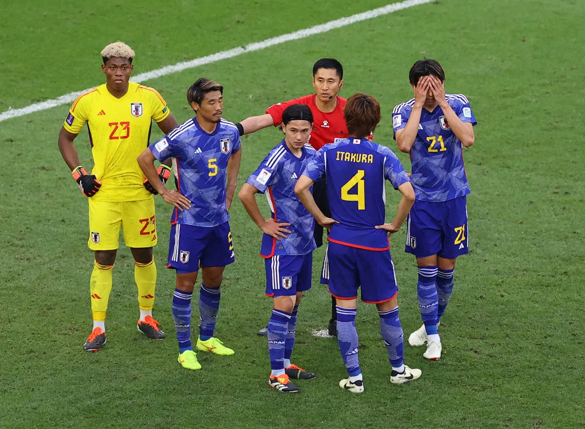 ＜アジア杯準々決勝　イラン・日本＞後半、PKを与え落胆する日本代表イレブン（ロイター）