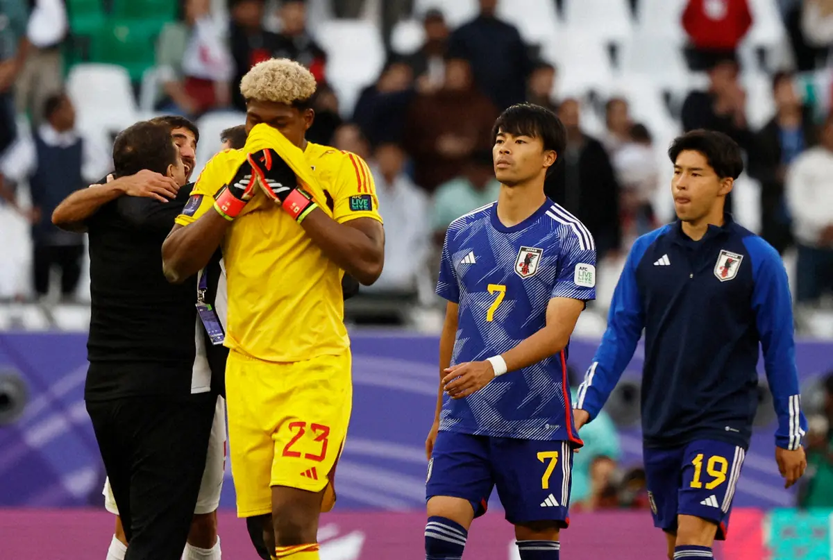 ＜アジア杯準々決勝　イラン・日本＞イランに敗れ落胆する日本代表の（右から）中山、三笘、鈴木ら（ロイター）