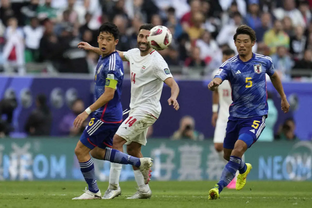＜日本・イラン＞ボールを追う遠藤（左）右は守田（AP）