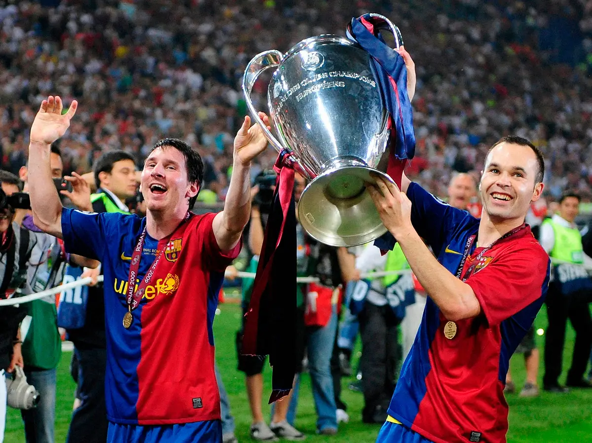 09年、欧州チャンピオンズリーグを制覇し、メッシ（左）とビッグイヤーを掲げるバルセロナのイニエスタ（AP）