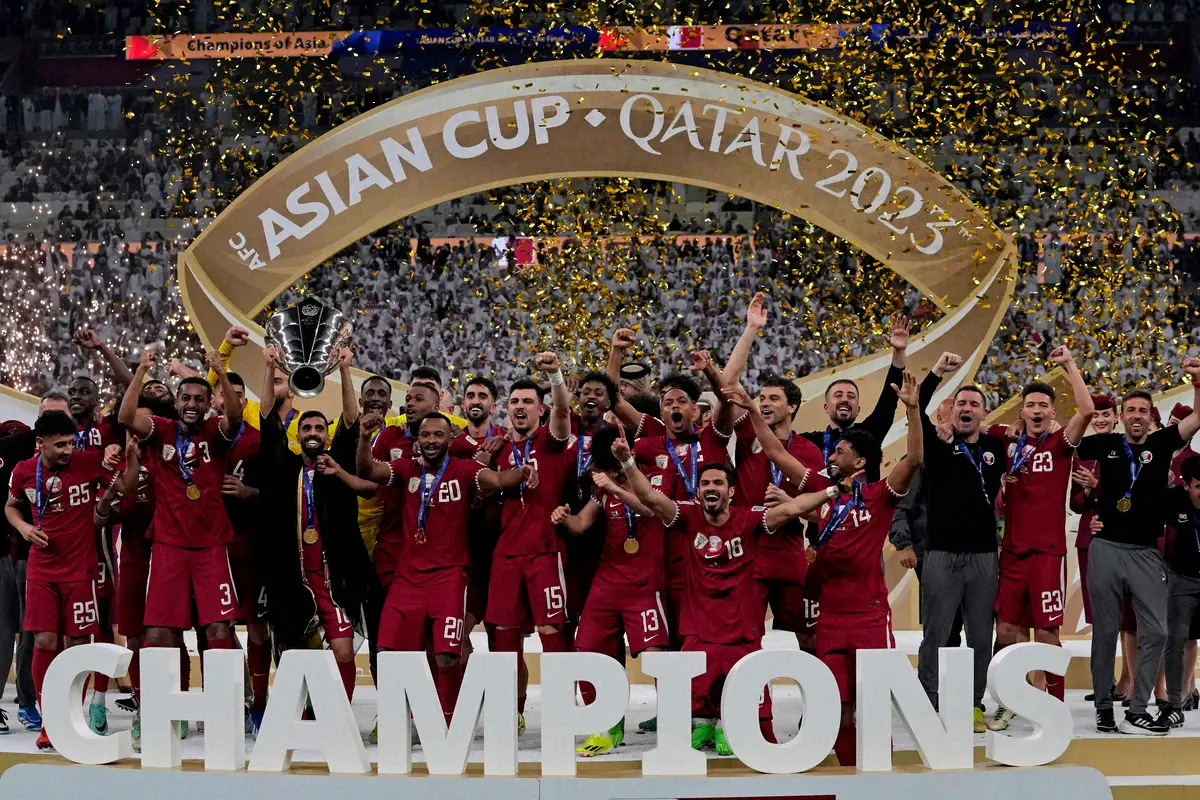 アジア杯連覇を達成し、喜ぶカタール代表イレブンら（AP）