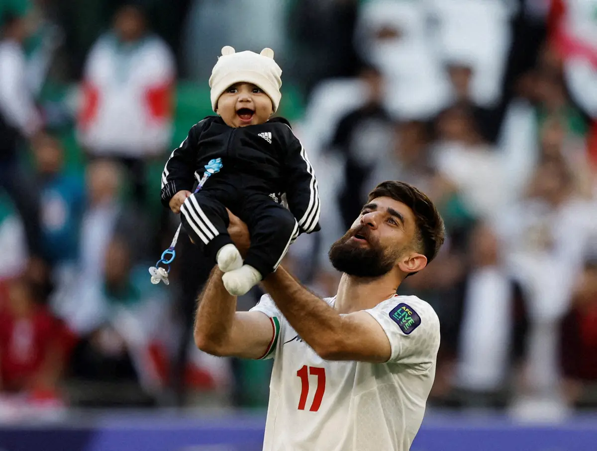 ＜アジア杯　イラン・日本＞日本に勝利し、ピッチで子供と喜び合うイラン代表FWゴリザデ（ロイター）