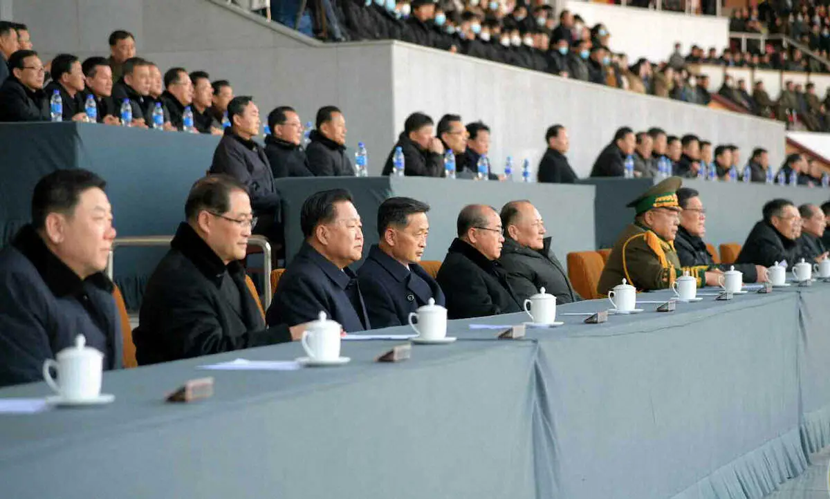 試合を観戦する朝鮮労働党と政府の高官。18日付の労働新聞が掲載した（コリアメディア提供・共同）